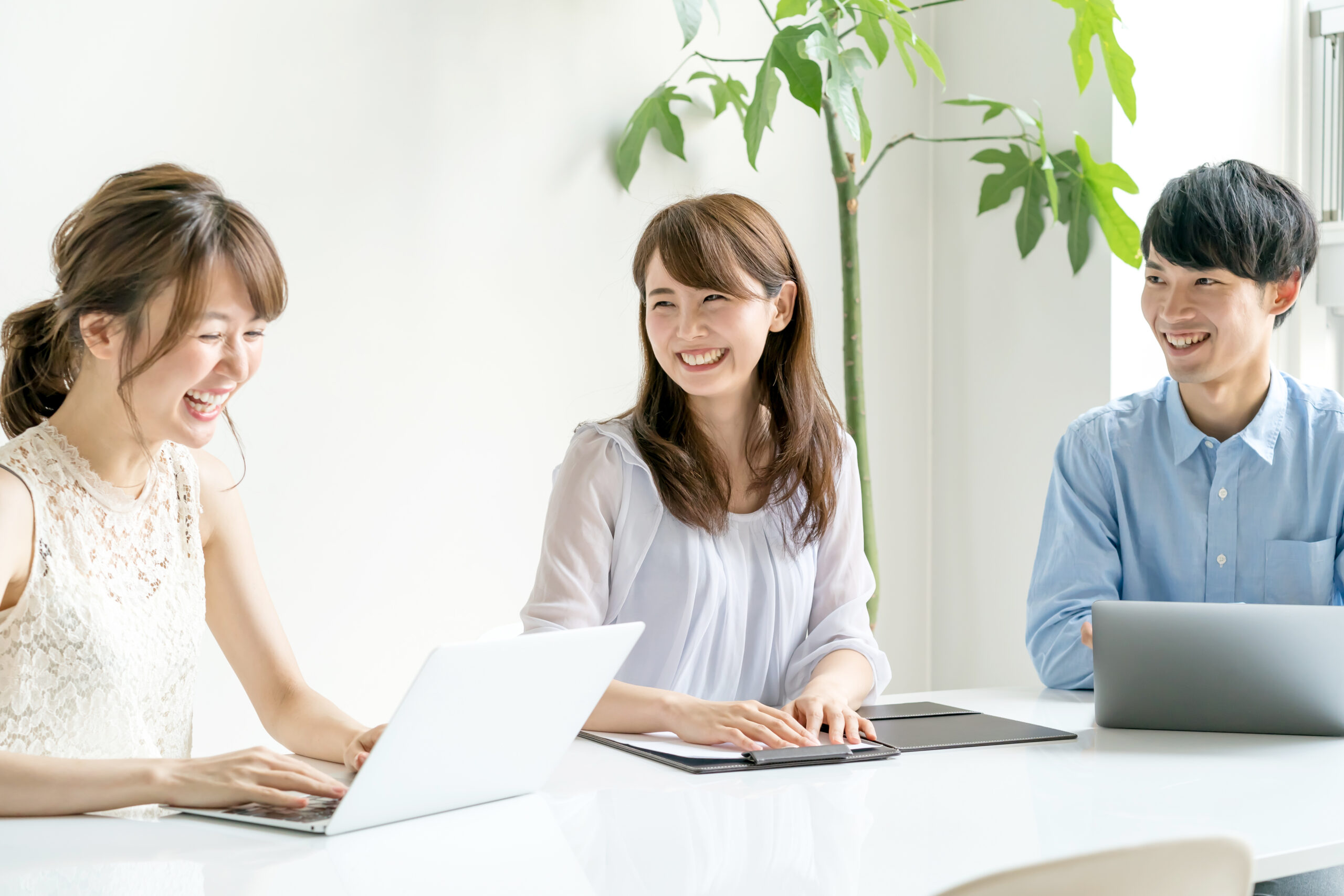 3人のミーティング中の笑顔