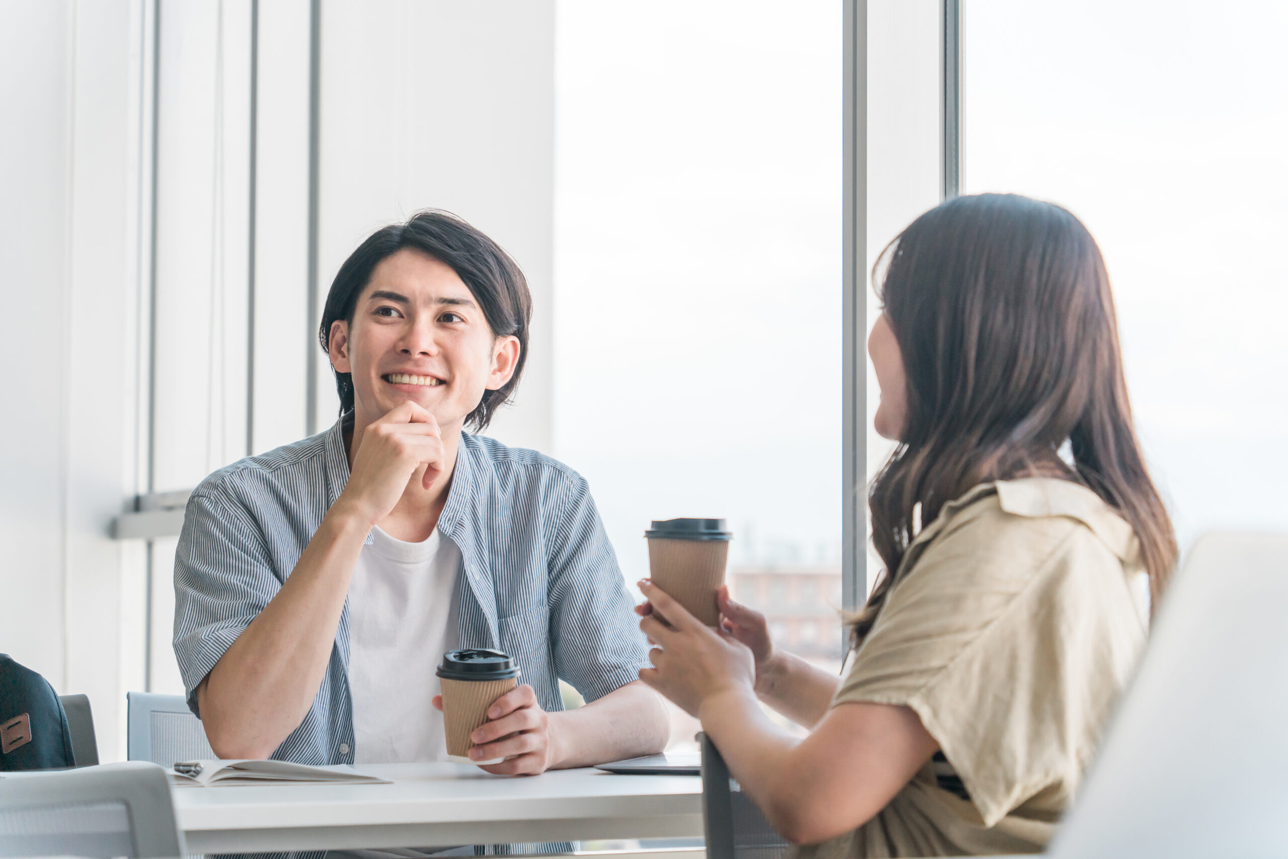 コーヒーを飲みながらミーティング