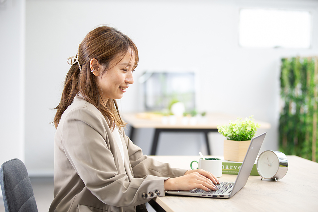 デスクでパソコン作業をする女性